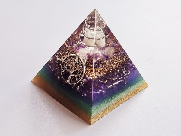 Orgonite pyramide arbre de vie argentée violette, verte et dorée